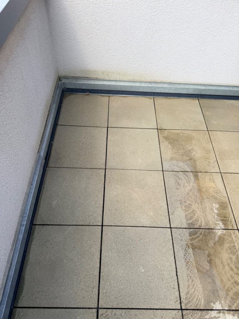 Uhrmann bei der Pflastersteinreinigung mit professionellem Flächenreiniger Uhrmann bei der Pflastersteinreinigung mit professionellem Flächenreiniger
